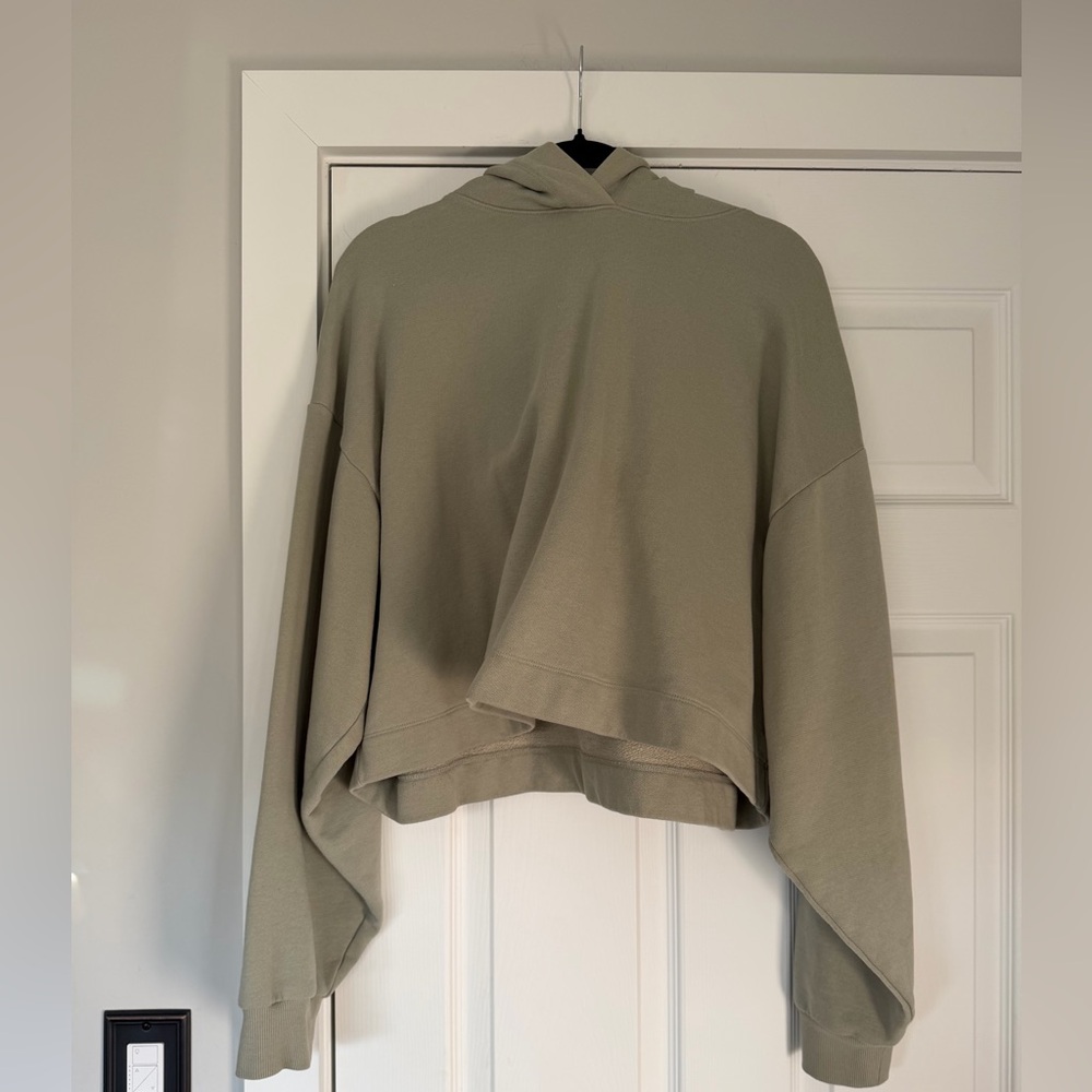 Auth.✅ ALO Yoga “Bae” Crop Hoodie in “Limestone” Size Large💚